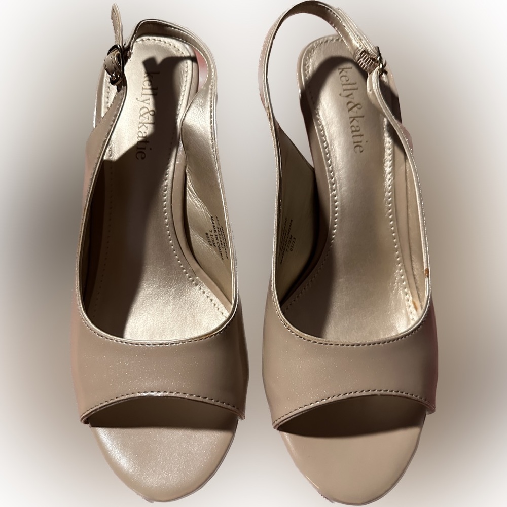 Kelly & Kate “Minnie” strapless open toe sandals. 7.5 size
